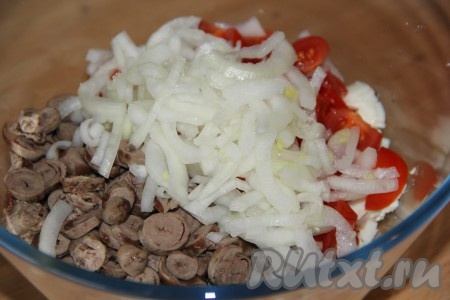 Маринованный лук откинуть на дуршлаг и добавить в салат из куриных сердечек.