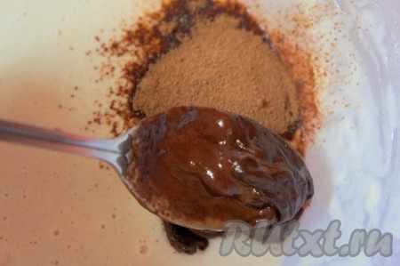Шоколад растопить на водяной бане, добавить в тесто растопленный шоколад и какао.