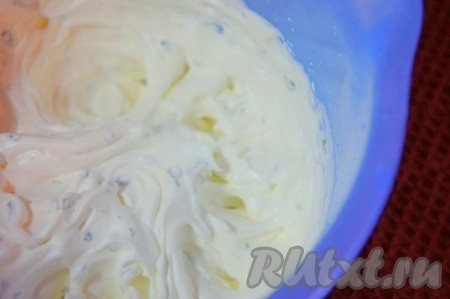 Добавить лимонный сок в крем, перемешать ложкой. Сливки с ароматом мохито для блинного торта готовы!