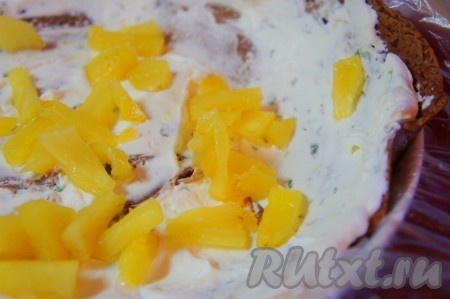 Выложить карамелизированные ананасы, накрыть их следующими блинчиками, повторить так несколько раз для других слоёв торта.