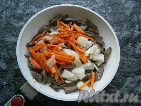 Морковь, чеснок и лук очистить. В сковороде разогреть растительное масло, выложить нарезанное сердце и обжарить его, помешивая, на среднем огне в течение 3-4 минут. Затем добавить репчатый лук, нарезанный кусочками, и морковь, нарезанную брусочками (или соломкой).