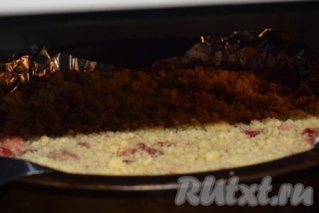 Подготовленный насыпной пирог с клубникой отправляем в разогретую духовку и выпекаем, примерно, 40 минут при температуре 180 градусов.
