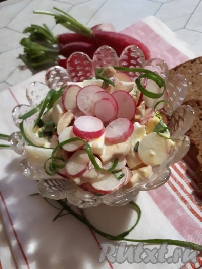 Аппетитный, яркий салат с редисом и маринованными грибами готов. Осталось лишь выложить салат в салатницу, украсить и подать к столу.