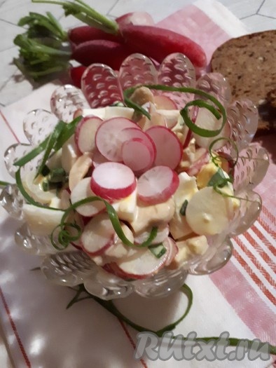 Салат с редисом и маринованными грибами