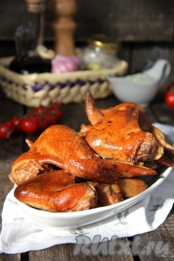 Переложить куриные крылья из коптильни на тарелку и подать к столу. Копчёные крылышки вкусны как в горячем, так и в остывшем виде, попробуйте!
