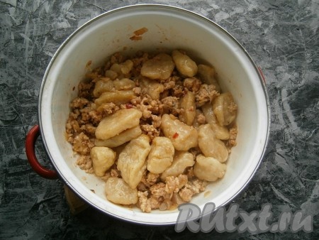 Готовые галушки выложить в миску (или чистую кастрюльку), добавить куриную поджарку, перемешать.
