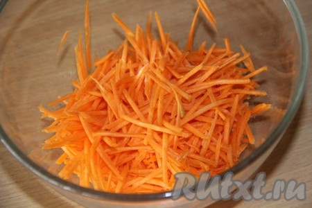 Морковь очистить, а затем натереть на тёрке для корейской моркови.

