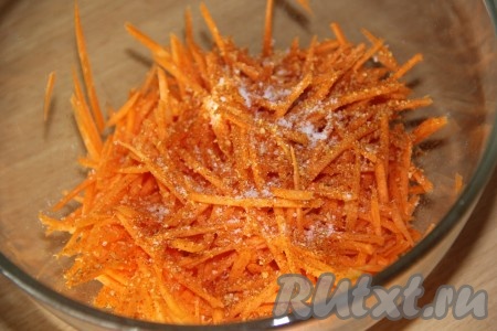 К моркови добавить соль, специи для корейской моркови, перемешать и оставить на 15 минут. Для этого салата можно использовать и покупную морковь по-корейски.
