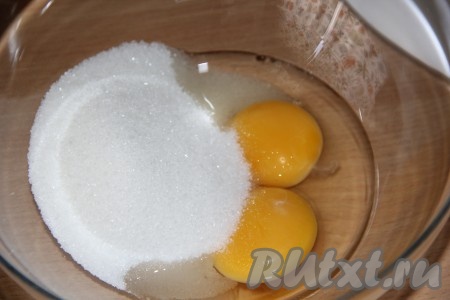 Соединить яйца и сахар.