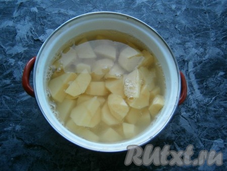 Картофель, чеснок и лук очистить. Картошку нарезать средними кусочками, поместить в кастрюлю, полностью залить водой. 