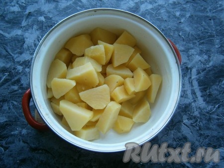 Отварить картофель, посолив по вкусу воду, до полуготовности (в течение 15 минут), затем воду слить.

