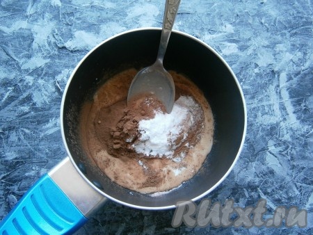 В ковшик (или небольшую кастрюльку) всыпать какао-порошок, сахарную пудру, влить молоко.
