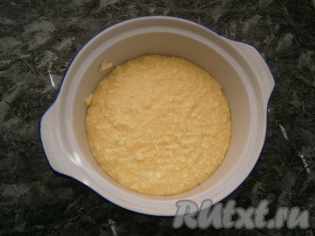 Форму (или кастрюльку), предназначенную для готовки в микроволновой печи, смазать сливочным маслом, выложить творожное тесто.
