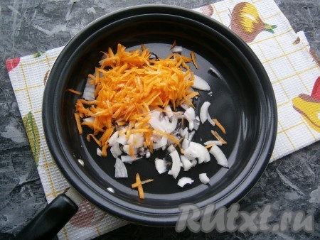 Лук нарезать достаточно мелко, морковь натереть и поместить в сковороду с растительным маслом.
