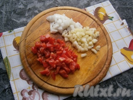 Лук очистить, из болгарского перца удалить семенную коробку. Помидоры, лук и болгарский перец нарезать небольшими кубиками (или кусочками).
