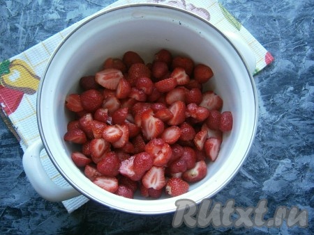 У клубники удалить хвостики, хорошо ее вымыть. Если ягоды крупные - разрезать их на 2-4 части, сложить в кастрюлю.
