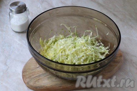 Белокочанную капусту нашинковать тонкими полосками и добавить в миску с натёртыми кабачками. 
