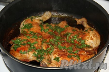 С курицы убрать тарелку с грузом и полить курочку приготовленным соусом. Накрыть сковороду крышкой (или просто прикрыть курицу тарелкой) (без гнёта!) и готовить ещё 10 минут на медленном огне.
