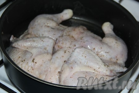 В сковороду, подходящую по размеру, влить растительное масло и поставить на огонь. Выложить курицу в сковороду внутренней частью вниз.
