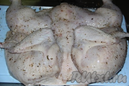 Посолить и поперчить курицу со всех сторон, а затем хорошо втереть соль и перец в тушку.
