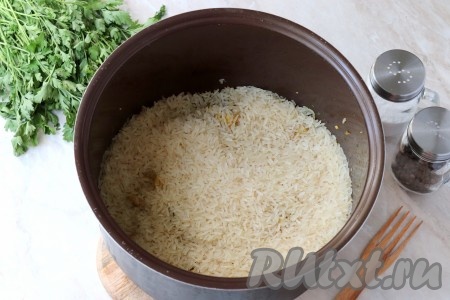 После чего выложить в чашу промытый рис. 