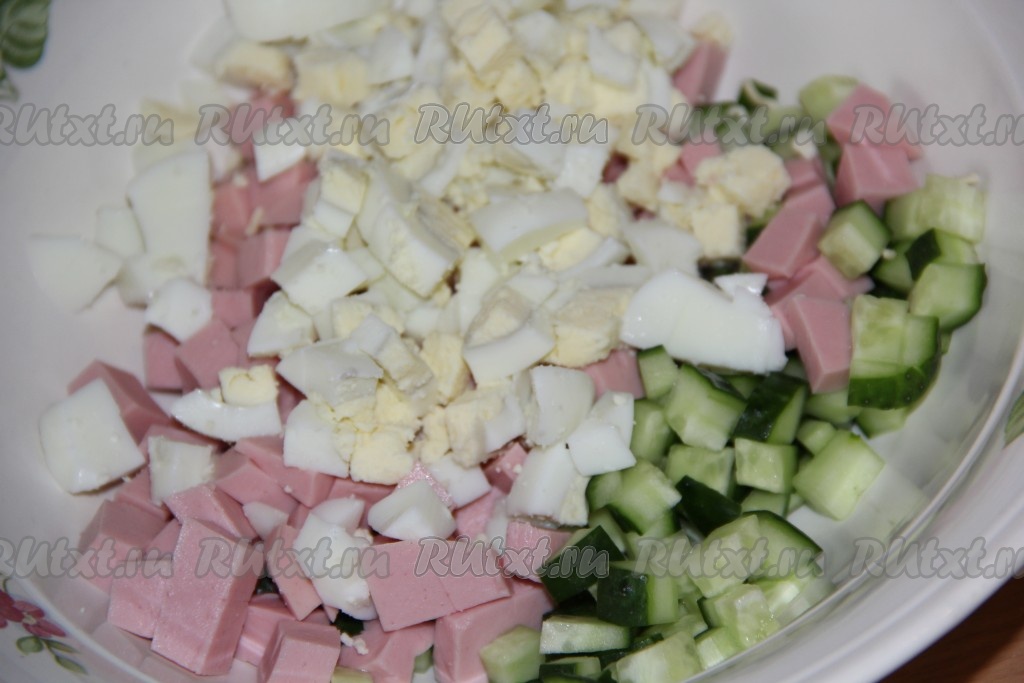 Салат с лапшой быстрого приготовления, яйцами и колбасой