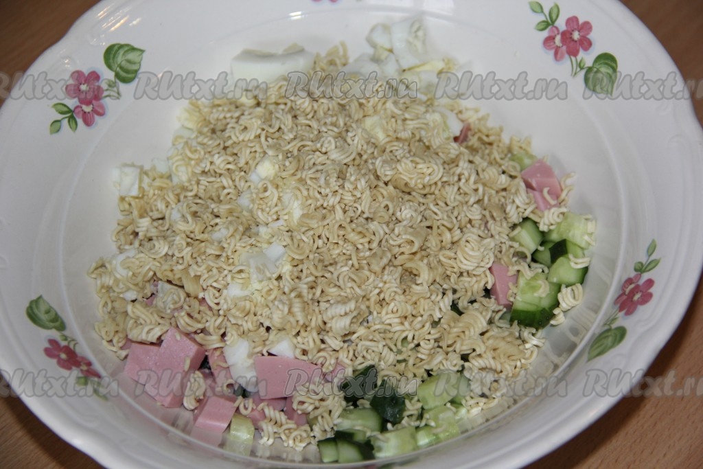 Салат с лапшой быстрого приготовления рецепт с фото