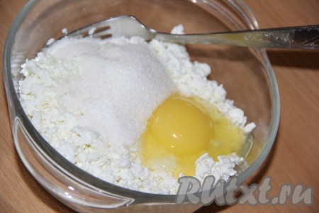 Для начала приготовить начинку: соединить творог, сахар, ванильный сахар и яйцо.
