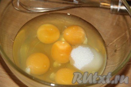 Приготовить блинное тесто, для этого нужно соединить яйца, сахар и соль.
