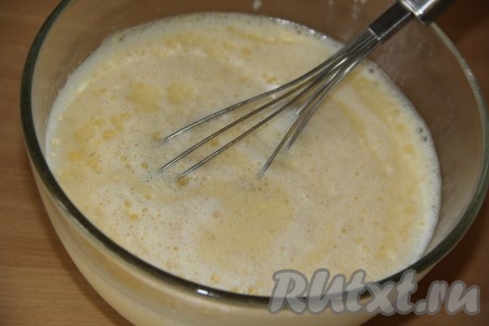 Влить молоко и растительное масло, хорошо перемешать и оставить блинное тесто на 15 минут.
