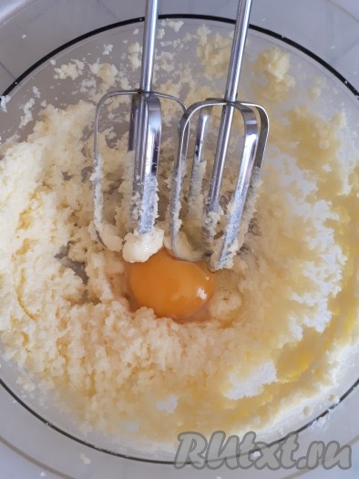 Продукты для приготовления бисквита должны быть комнатной температуры.

Мягкое масло растереть с сахаром и ванильным сахаром добела. Добавить по одному яйца, продолжая взбивать миксером после каждого яйца.