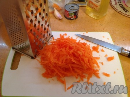 Морковь очищаем и натираем на крупной тёрке, добавляем к баклажанам.