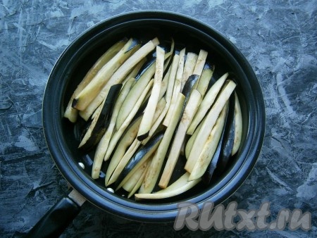 Сковороду разогреть с растительным маслом, выложить баклажаны.