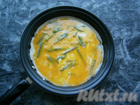 Сковороду разогреть с растительным маслом, вылить тесто, распределив его по всей сковороде. Сверху залить тесто расколоченным яйцом.

