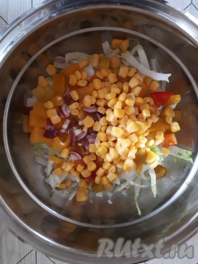 В салат из пекинской капусты и болгарского перца добавить кукурузу. Лук очистить, измельчить и добавить в салат.
