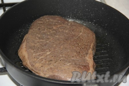 Выложить стейк из мраморной говядины на сковороду.
