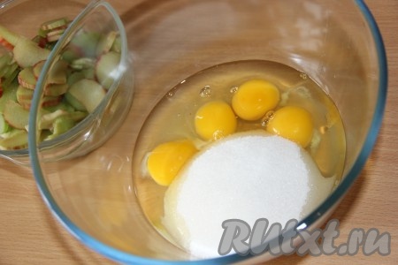 Соединить яйца и сахар.

