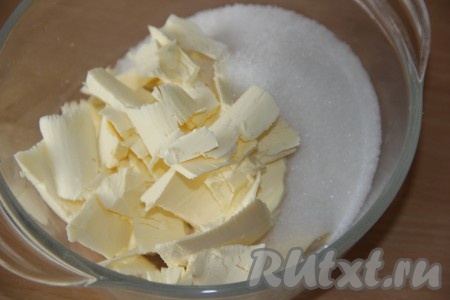Для приготовления штрейзельной крошки нужно соединить сахар и холодное сливочное масло.
