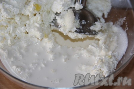 Пробить творог с сахаром погружным блендером, затем влить молоко.
