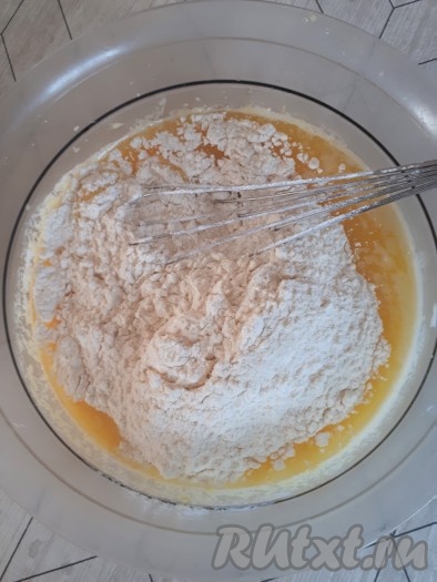 Соединить полученную кефирно-масляную массу со смесью муки и сахара, перемешать венчиком.
