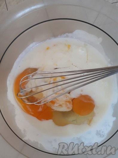 Яйца разбить в отдельную миску, добавить кефир, перемешать венчиком до однородности.
