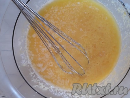 К смеси кефира и яиц добавить остывшее сливочное масло, перемешать.

