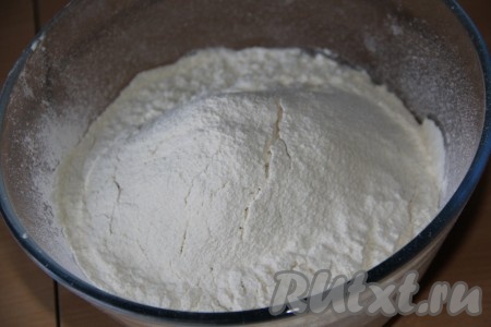 Затем всыпать просеянную муку и соль, замесить липкое тесто. Муки добавлять не нужно!
