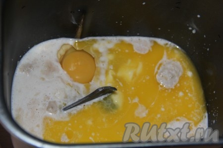Для того чтобы замесить тесто в хлебопечке, нужно в ведёрко хлебопечки влить опару, добавить яйцо и растопленное тёплое масло.
