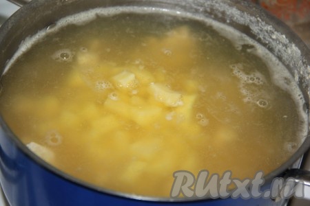 Лук, картофель и морковь очистить. Когда суп с курицей и горохом проварятся минут 25, добавить в кастрюлю картошку, нарезанную на кубики среднего размера, довести до кипения, а затем варить минут 15 на небольшом огне.
