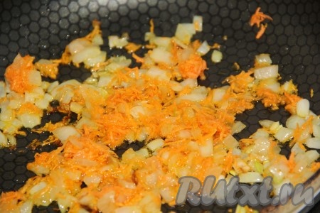 В течение 5 минут на среднем огне обжарить морковку с луком, помешивая.
