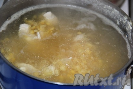 Уменьшить огонь и варить куриный суп с горохом в течение 25 минут.
