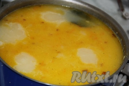 Добавить плавленный сыр в гороховый суп, перемешать и варить на небольшом огне в течение 10 минут (до полного растворения сыра).
