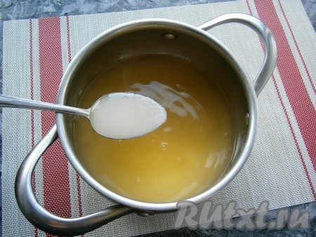 В кастрюлю с толстыми стенками и дном влить апельсиновый сок, добавить воду, всыпать сахар.
