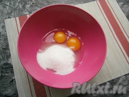 В большую миску разбить яйца, всыпать сахар и щепотку соли, добавить ванильный сахар.